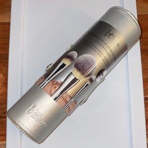 BRAND NEW it cosmetics Silver Brush Set with Metallic Case Essentials 3 Brushes